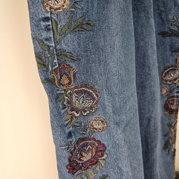 Embroidered Denim Jeans, curvy, skinny leg by Style & Co. Size 4 - Picture 3 of 4